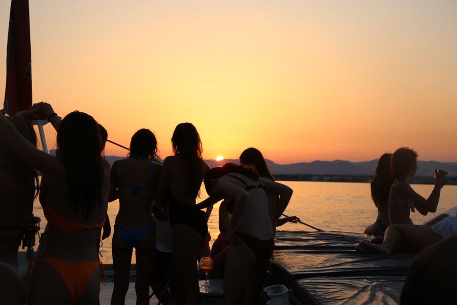 Cambrils: Sunset Catamaran Cruise & Drinks w/ Sunbed - What the atmosphere is really like