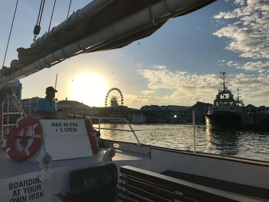Cape Town: Sunset Cruise from V&A Waterfront with Bubbly - Returning to the Waterfront after sunset