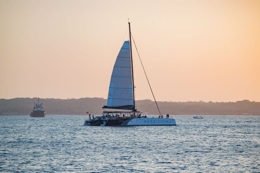 Cartagena de Indias: 2-Hour Sunset Cruise - Sailing past Manga and Bocagrande