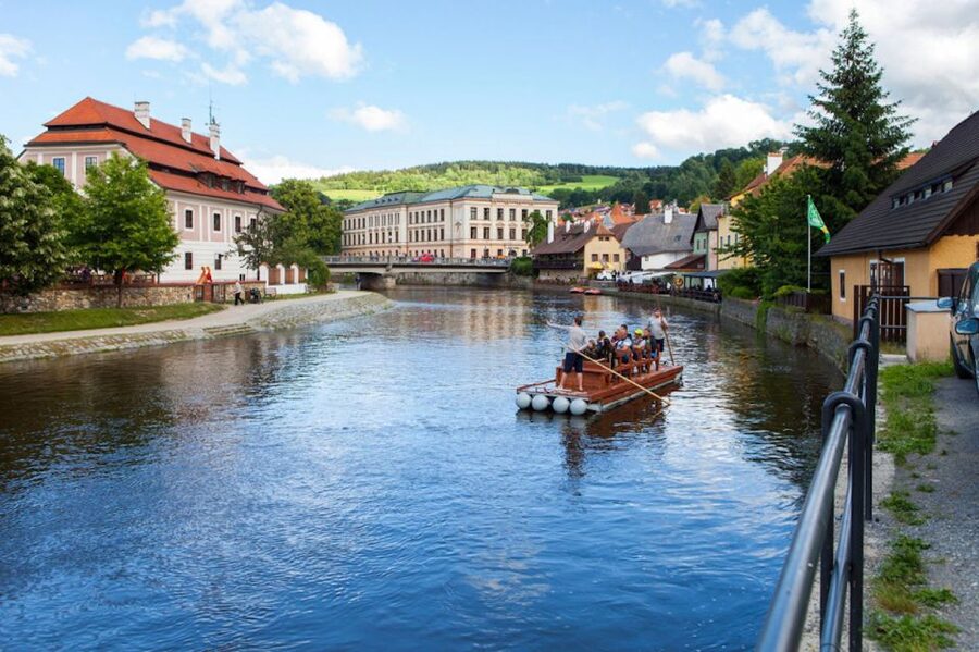 Český Krumlov: Wooden Raft River Cruise - The first sights along the river