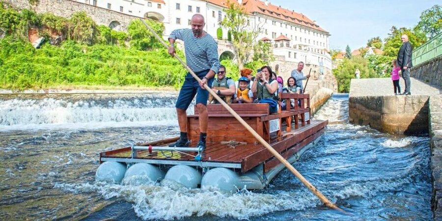 Český Krumlov: Wooden Raft River Cruise - A raft with a little action