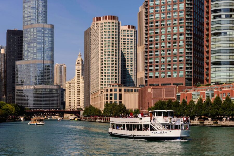 Chicago: 45-Minute Family-Friendly Architecture River Cruise - Indoor comfort, outdoor views, and the seating issue