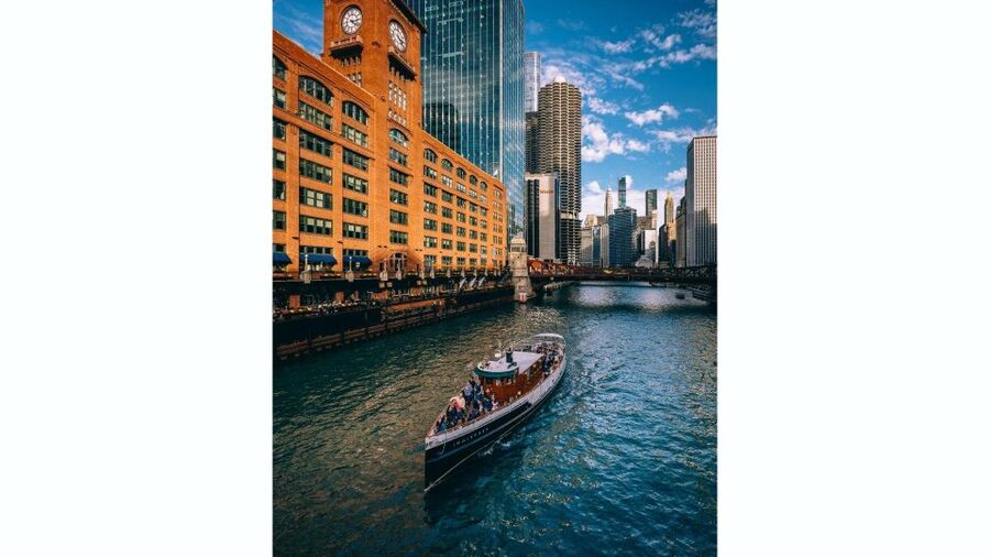 Chicago: Architecture Boat Tour with Drinks - Who should book this cruise?