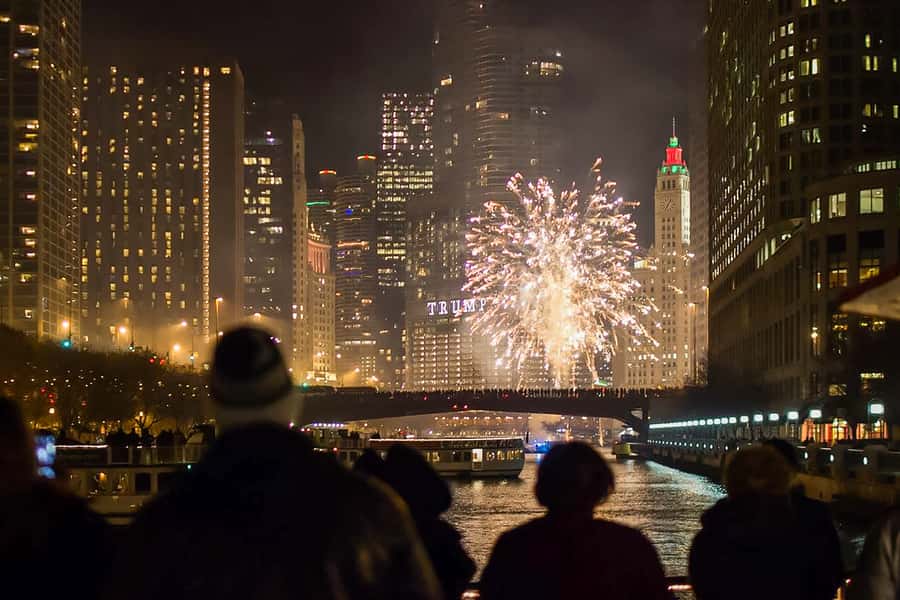 Chicago: Fireworks Cruise with Lake or River Viewing Options - The opening run to Wolf Point