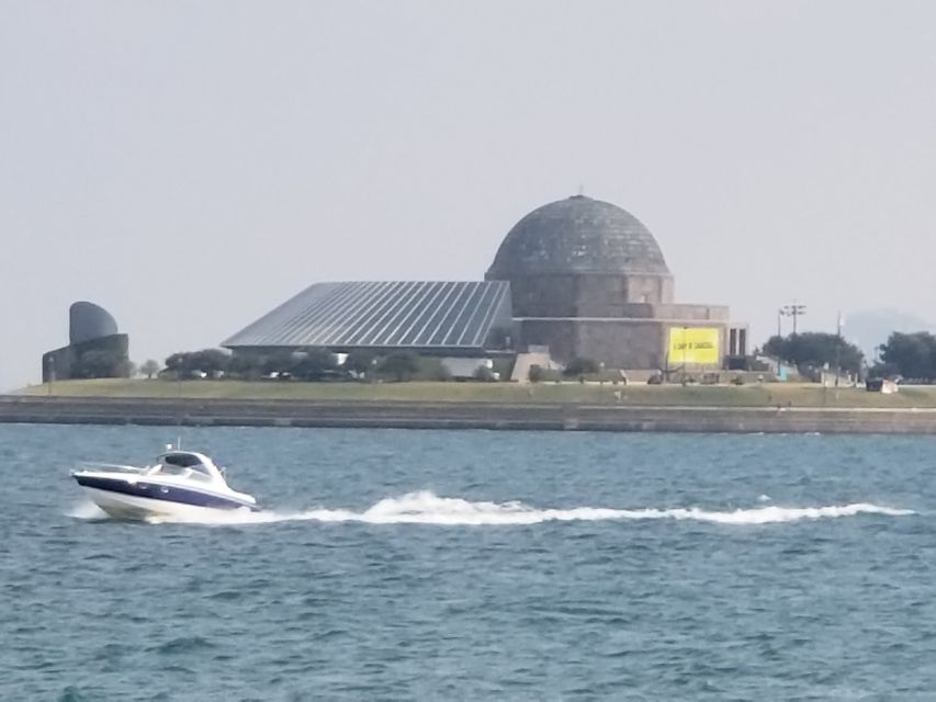 Chicago: Narrated Sightseeing River and Lake Cruise - Seating, food, and comfort aboard