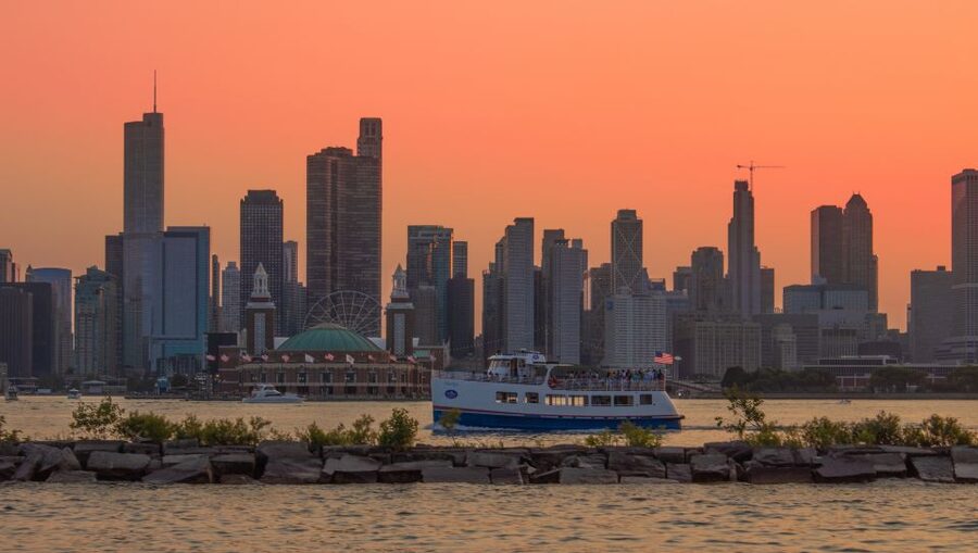 Chicago: Shoreline Lake Michigan Skyline Cruise - Commentary and the onboard atmosphere