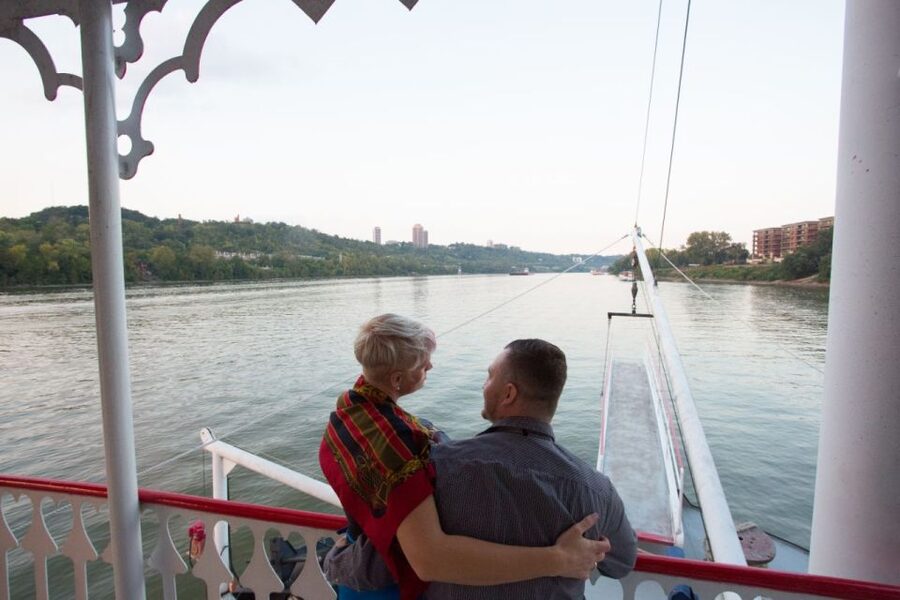 Cincinnati: Ohio River Cruise with Buffet Dinner - Buffet choices from Monday through Sunday