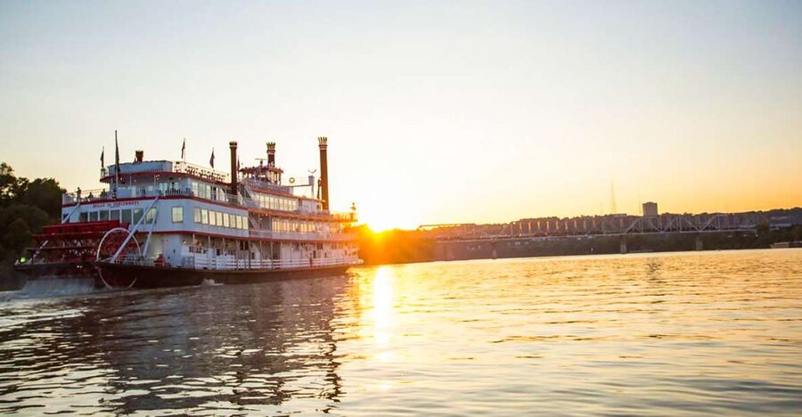 Cincinnati: Riverboat Cruise with Lunch and Entertainment - Lunch begins before the boat gets far