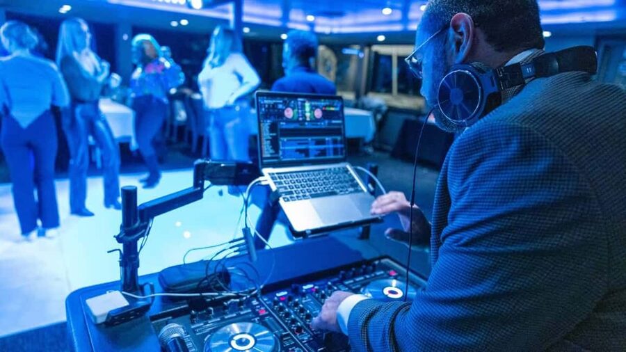 City Cruises Chicago: Premier Lunch or Dinner Cruise - Outdoor decks, music, and the social side