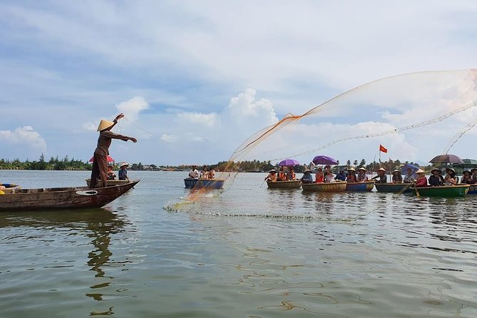 Cooking Class Hoi An:Local Market, Basket Boat, Fishing & Cooking - Trying net fishing and catching purple crabs
