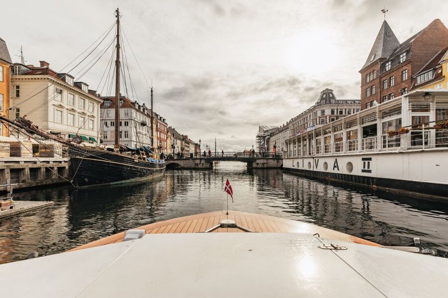Copenhagen: Canal Cruise with Guide - Amalienborg and the royal harbor