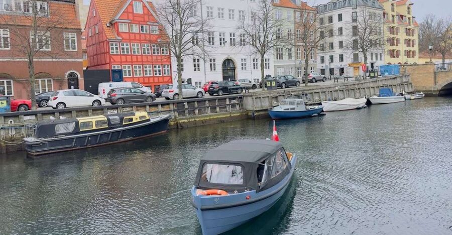 Copenhagen: Guided Canal Tour by Electric Boat - Why the guide matters