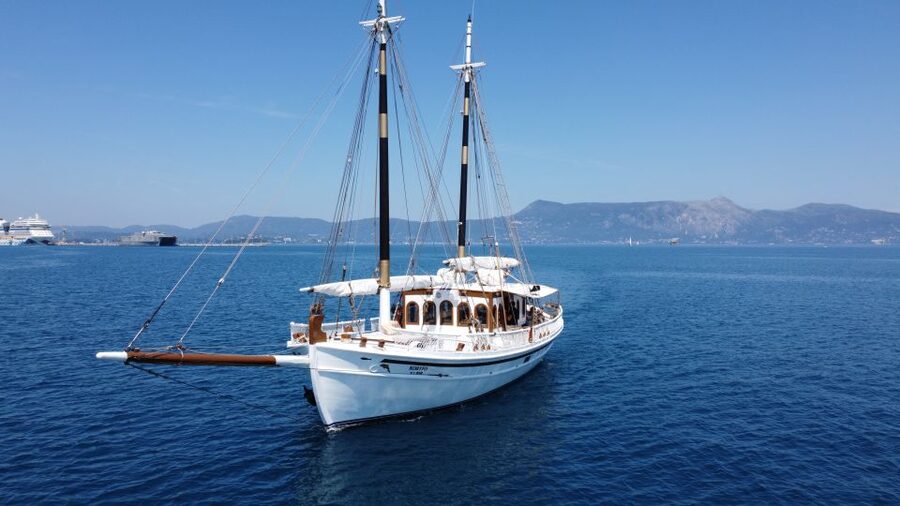 Corfu: Sunset Cruise on Classic Boat with Cocktails & Snacks - Music, conversation, and the evening mood
