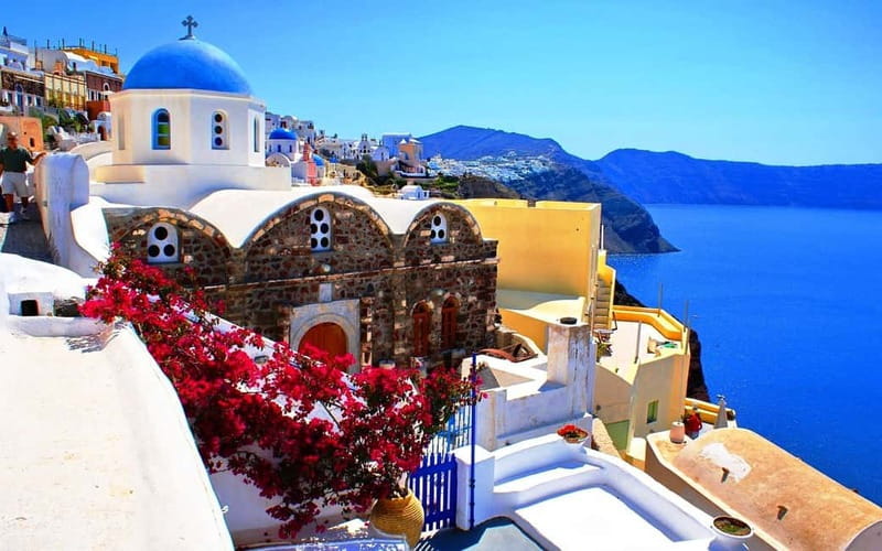 Crete: Santorini Day Trip with Fast Ferry Cruise - Arriving at Athinios and crossing Santorini by bus