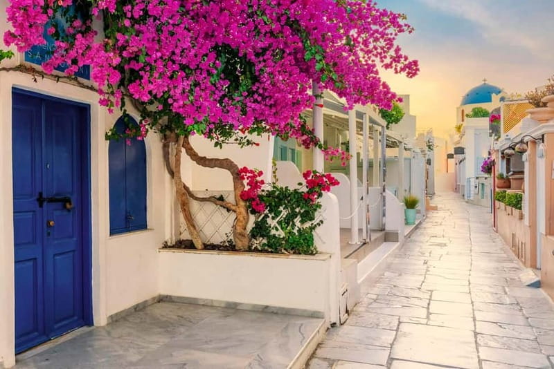 Crete: Santorini Day Trip with Fast Ferry Cruise - Oia: beautiful, crowded, and easy to underestimate