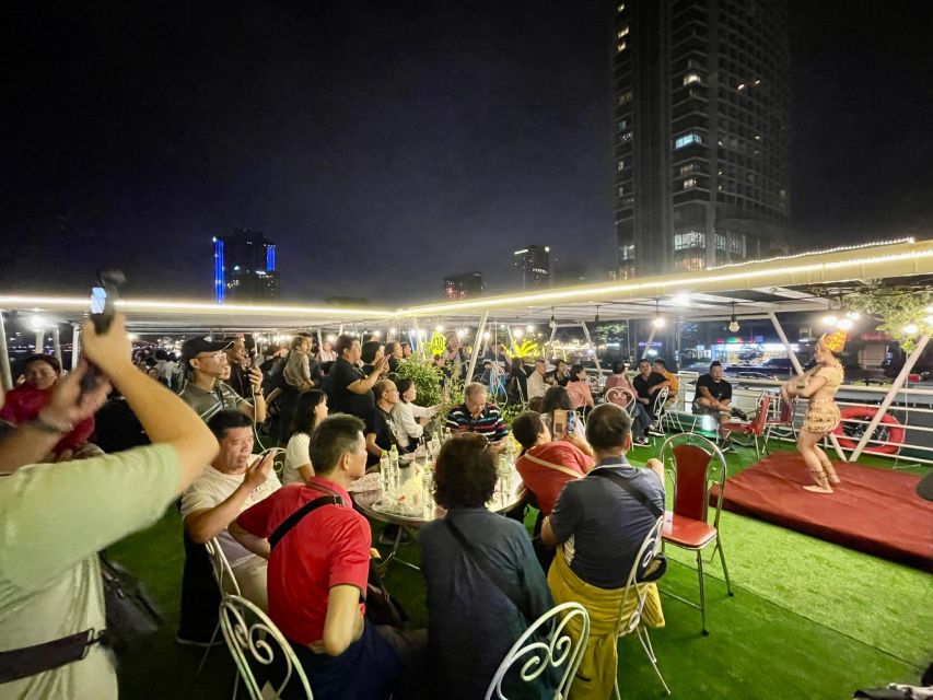 Da Nang: Han River Night Boat Trip with Show on Weekends - How the cruise feels for families and solo visitors