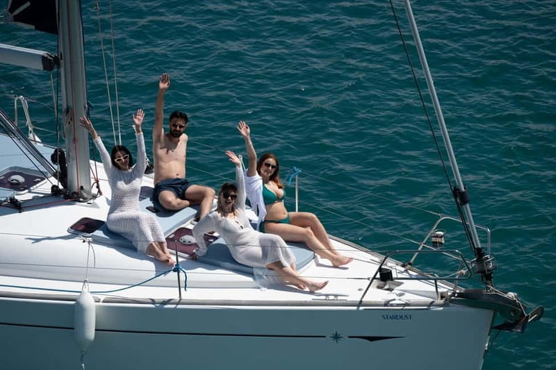 Dia Sailing Cruise With All-inclusive Meal And Drinks - Choosing the 9 a.m. day cruise or 3 p.m. sunset sailing