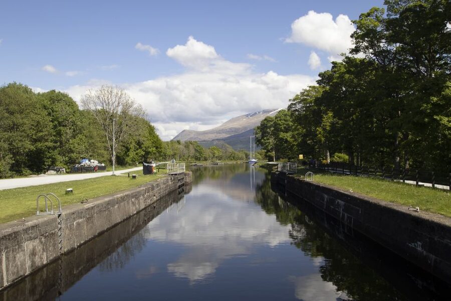Dochgarroch: Loch Ness and Caledonian Canal 2-Hour Cruise - Food, drinks, Wi-Fi, and the small comforts