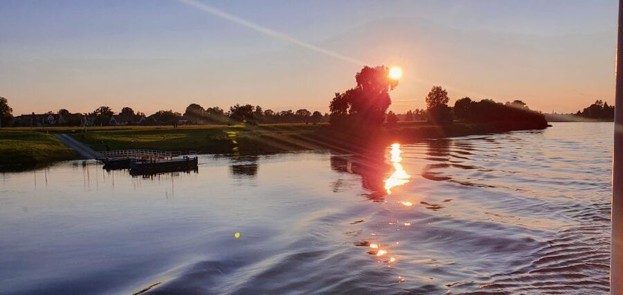 Dresden: Evening River Cruise with Dinner - Key points to know before booking