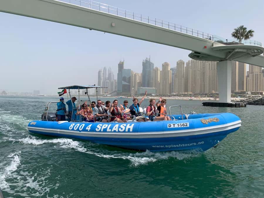 Dubai Marina : 1.5-Hour Atlantis Sightseeing Speedboat Tour - Guides, photos, and the small touches