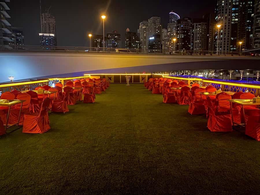 Dubai Marina: Dinner Cruise in a Traditional Boat - Live performances and the evening atmosphere