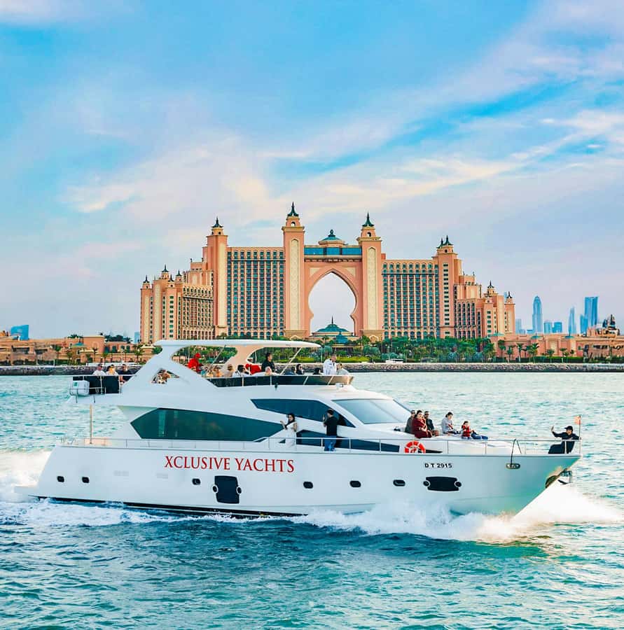 Dubai Marina: Luxury Yacht Tour with Breakfast or BBQ Option - Bluewaters Island, Ain Dubai, and JBR from the upper deck