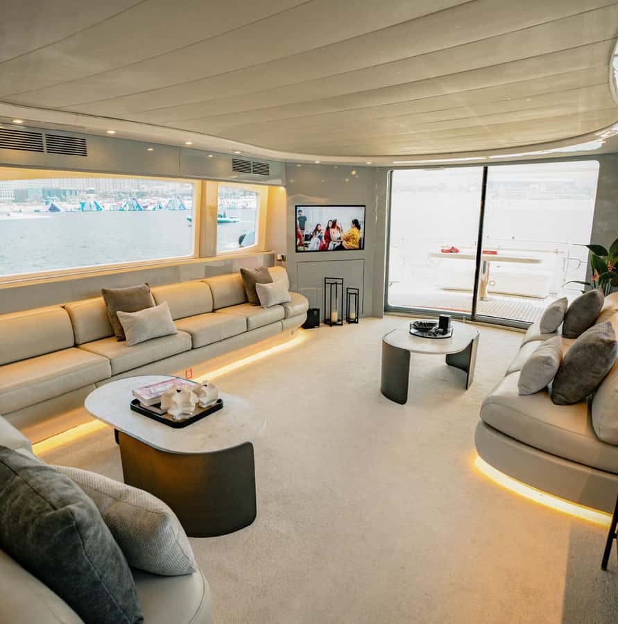 Dubai Marina: Luxury Yacht Tour with Breakfast or BBQ Option - Palm Jumeirah and Burj Al Arab on the longer routes