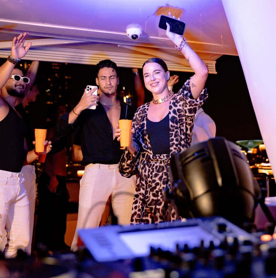 Dubai: Marina Yacht Party with BBQ, Unlimited Drinks and DJ - Key points at a glance
