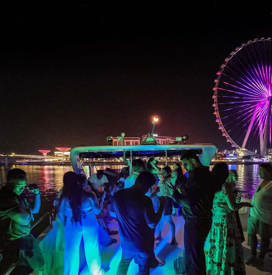 Dubai: Marina Yacht Party with BBQ, Unlimited Drinks and DJ - Unlimited drinks and attentive service