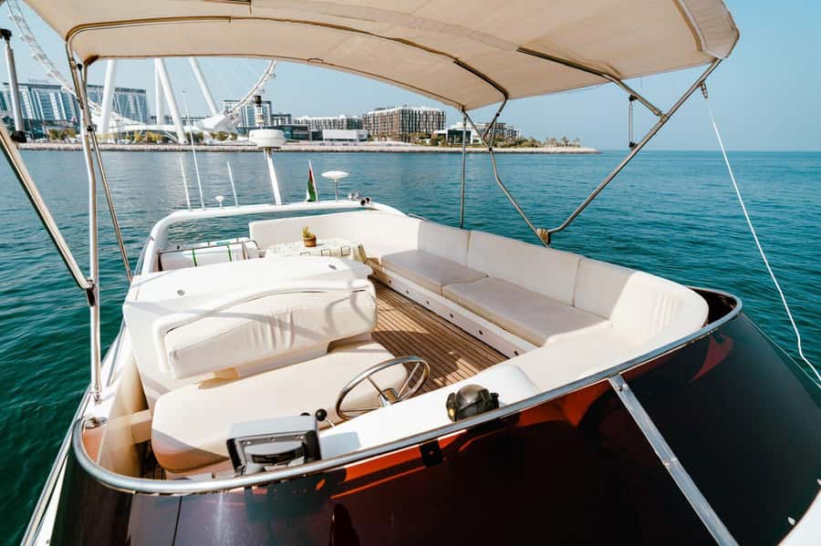 Dubai: Private Luxury Yacht Tour on a 50-Foot Yacht - Why a private yacht works well in Dubai