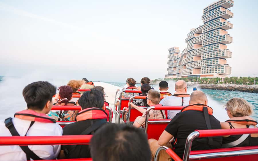 Dubai: Sightseeing Speedboat Tour with Live Tour Guide - What the speed feels like on the boat
