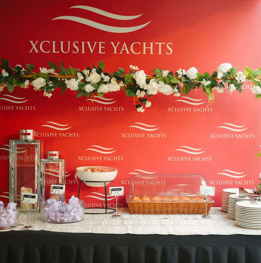 Dubai: Sunset or Dinner Cruise with Live Music & Open Bar - What dinner actually offers