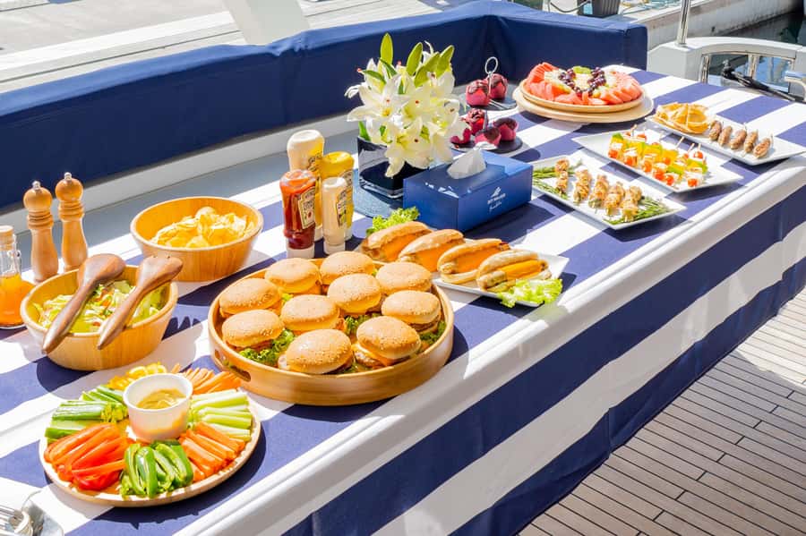 Dubai: The Luxury Yacht Tour with Live BBQ Option - Choosing between one, two, and three hours