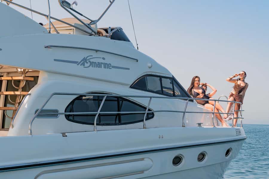 Dubai Yacht Tour - Boat Trip upto 12 guests Private event - One hour around Marina Canal and JBR