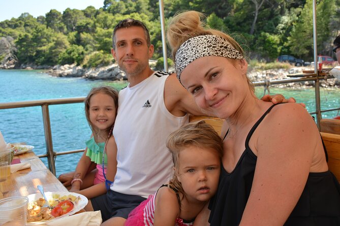 Dubrovnik: 3 Islands Boat Tour with Lunch & drinks(FR, ES, EN) - Music, loungers, and the reality of a large boat