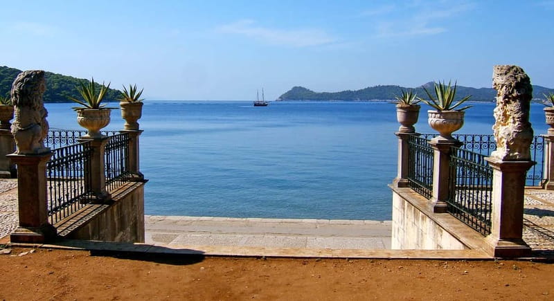 Dubrovnik: 3 Islands Fun Boat Trip with Drinks (FR, ES, EN) - The coastline, the islands, and a little history