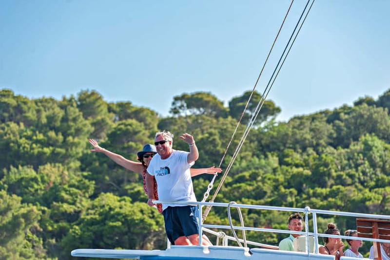 Dubrovnik: Elaphite Islands Cruise with Drinks/Lunch Options - Food, drinks, and the onboard atmosphere