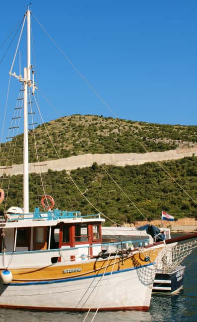 Dubrovnik: Full-Day Blue Cave & Elaphiti Islands Boat Tour - Koločep: pine trees, coves, and Donje Čelo