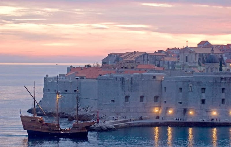 Dubrovnik: Panoramic Sunset Cruise-Karaka Ship (Adult Only) - The guided Old Town connection
