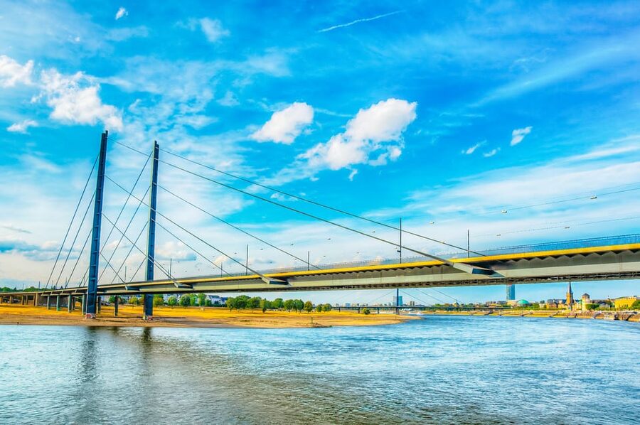 Düsseldorf: City Sightseeing Cruise on the Rhine - Old Town, city ruins, and the short turn along the Rhine
