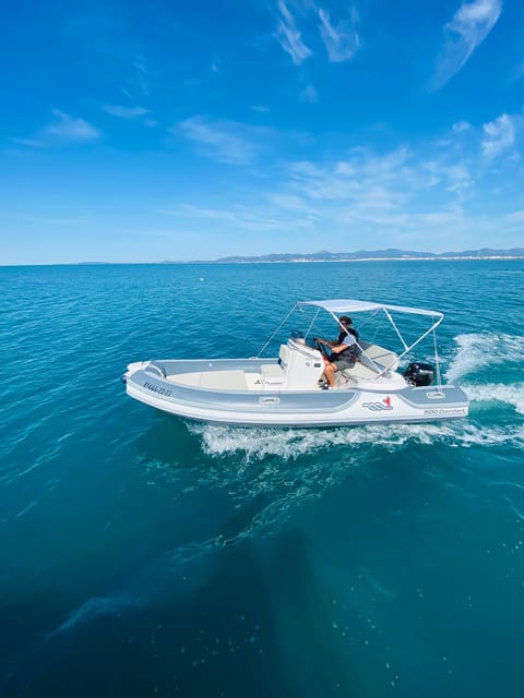 El Arenal: Private Mallorca Boat Rental (No License Needed) - The boat’s practical comforts