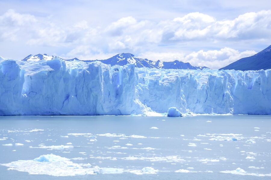 El Calafate: Glaciers Gourmet Experience - Full Day Cruise - Lunch with ice outside the window