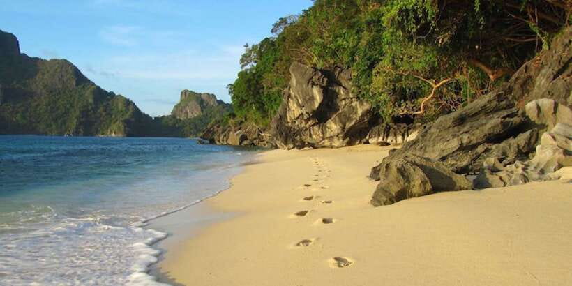 El Nido: Hidden Beaches and Lagoons Boat Hopping Tour D - Cadlao Island and its lagoon