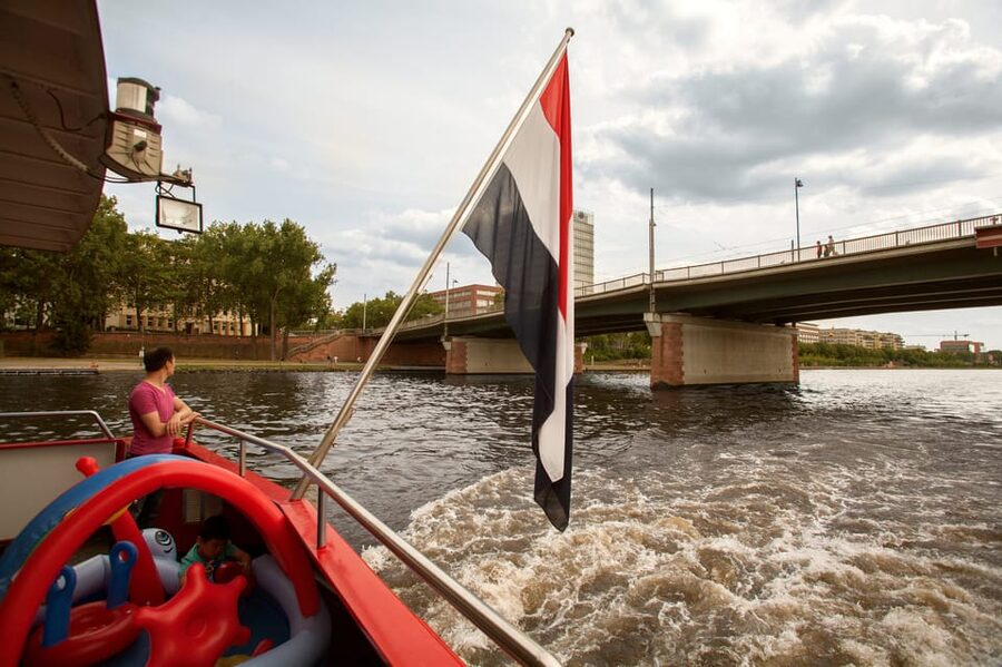 Frankfurt: 1-Hour Panorama Boat Cruise on the river Main - Who gets the most from this cruise