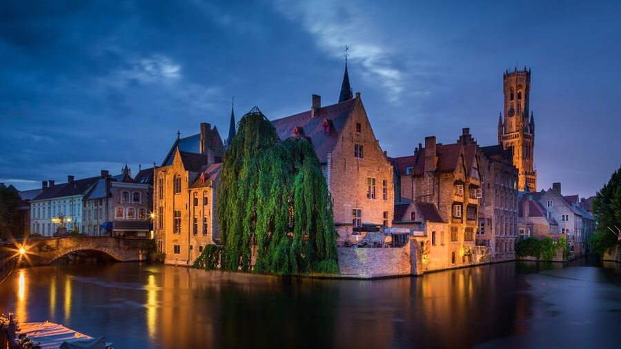From Amsterdam: Bruges Day Trip in Spanish with Boat Option - Why Bruges works as a day trip from Amsterdam