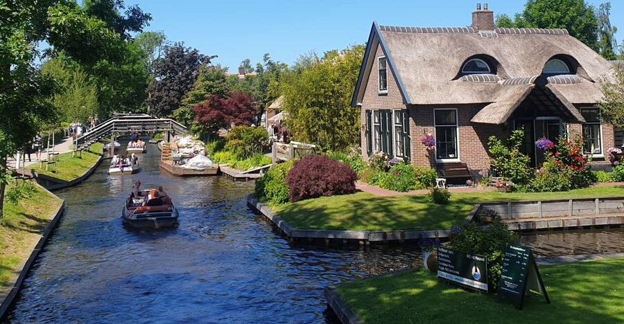 From Amsterdam: Giethoorn Day Trip with Small Electric Boat - Why Giethoorn is worth the long ride