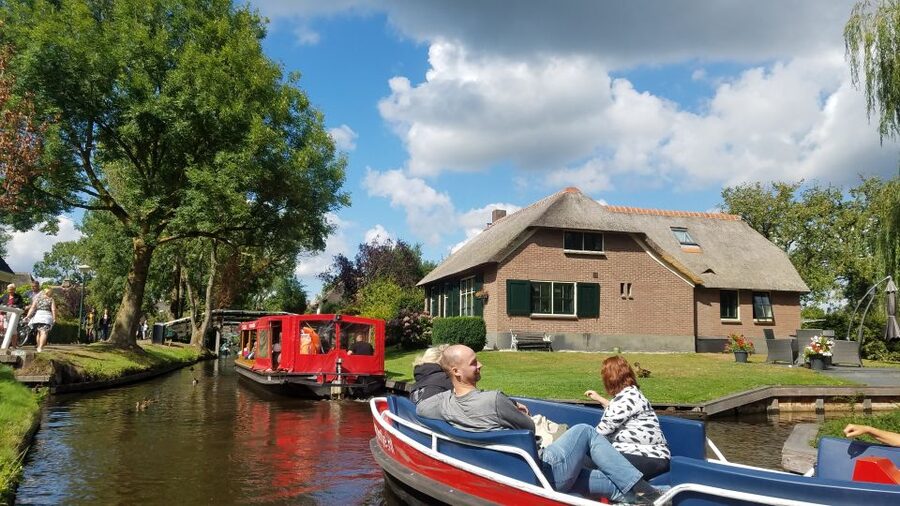 From Amsterdam: Giethoorn Day Trip with Small Electric Boat - What the guide adds