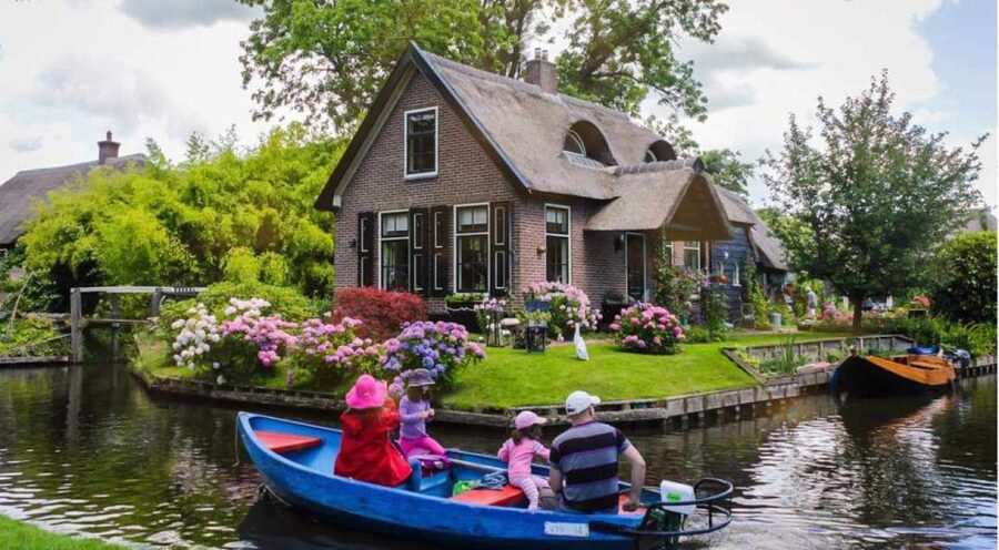 From Amsterdam: Giethoorn Guided Day Trip with Canal Cruise - Key points at a glance