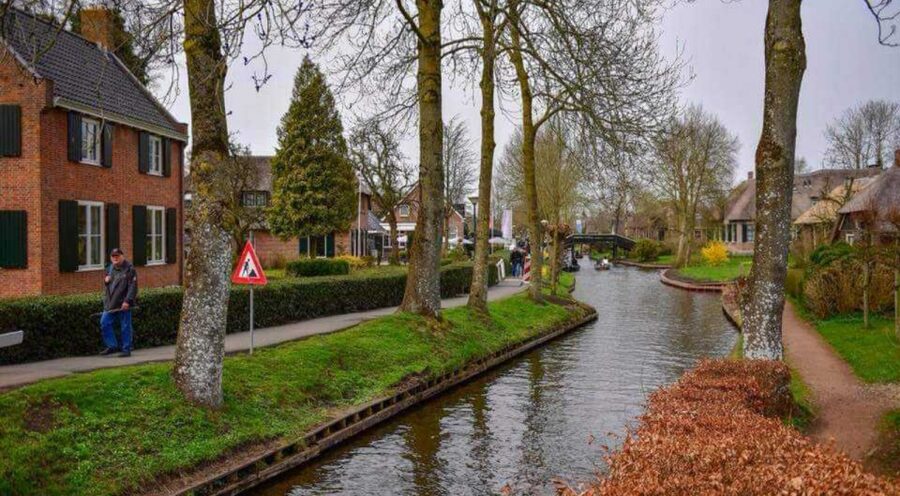 From Amsterdam: Giethoorn Guided Day Trip with Canal Cruise - The countryside journey from Amsterdam