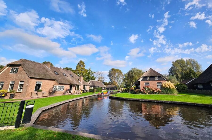 From Amsterdam: Giethoorn & Zaanse Schans Tour w/ Small Boat - Should you book it?